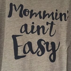 🚨'Mommin’ ain’t Easy' Hi Lo T shirt 2XL